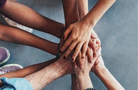 Moment associatif et prise de parole lors d'une rencontre FestinHumour.