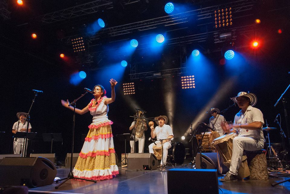 Artistes et musiciens sur scène pendant un spectacle vivant.
