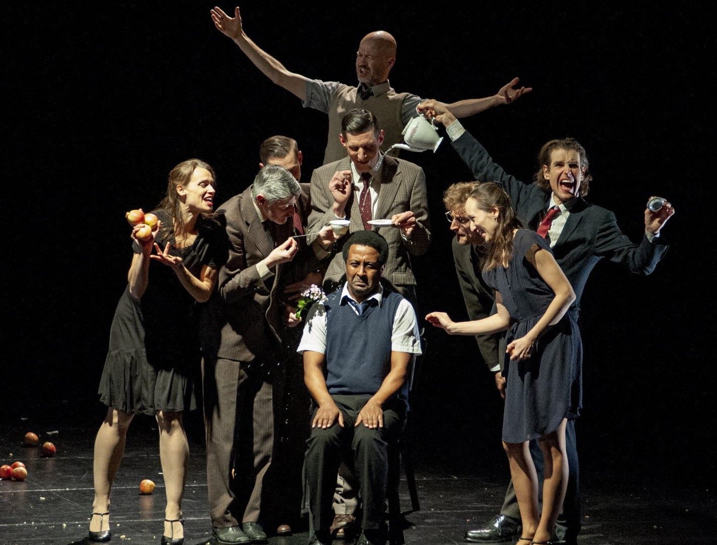 Scène de spectacle vivant, danse et jonglage dans un univers théâtral.
