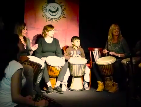 Atelier ou moment festif du festival avec public et percussions.